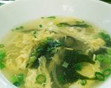 鳥胸肉茹でた残りの汁で簡単わかめ卵スープ作り方2写真