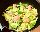 タッカルビソースで！旨辛鶏キャベツ炒め作り方3写真