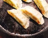 冷凍餃子にごま油とタバスコがけ作り方1写真