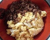ご飯が止まらない！挽き肉卵の2色そぼろ丼作り方6写真