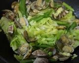 アサリとキャベツの春色ワイン蒸し作り方4写真