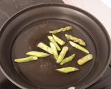 アスパラと塩昆布の卵炒り作り方1写真