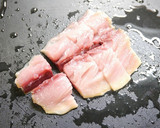 簡単！炙りしめ鯖と新玉葱の黒酢炒め作り方1写真