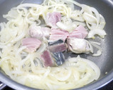 簡単！炙りしめ鯖と新玉葱の黒酢炒め作り方4写真