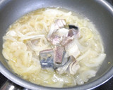 簡単！炙りしめ鯖と新玉葱の黒酢炒め作り方5写真