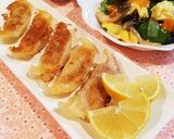カットレモンを餃子にかける作り方5写真