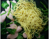 簡単！ほうれん草と魚肉ソーセージ焼きそば作り方5写真