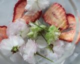 桜の花びらとイチゴのハーブティー作り方3写真
