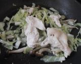 鶏肉としめじの塩麴蒸し焼き作り方4写真