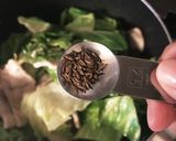 キャベツと豚のキャラウェイ醤油炒め作り方8写真