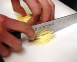 千切り生姜と鶏もも肉のしょうゆ煮込み作り方2写真
