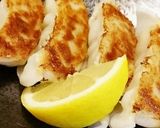 カットレモンを餃子にかける作り方6写真