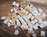 食パンの耳で手作りクルトン☆作り方1写真