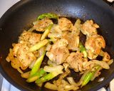 鶏もも肉とアスパラの粒マスカレー炒め！作り方6写真