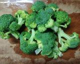 鶏ひき肉もやしブロッコリーの にんにく醤油炒め作り方1写真