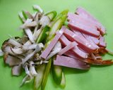 簡単！アスパラ舞茸ハムのチーズ和え作り方1写真