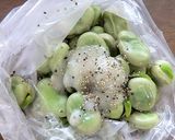 レンジ蒸しそら豆の、塩糀漬け作り方2写真