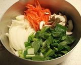 がんもと千切り野菜のバジルコンソメスープ作り方1写真