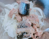 新玉ねぎと鯖の水煮缶のサラダ作り方2写真