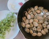 簡単！あさりと豆苗の白ワイン蒸し作り方1写真