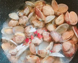 簡単！あさりと豆苗の白ワイン蒸し作り方4写真