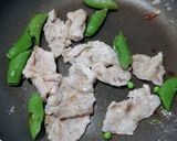 スナップエンドウと豚小間のオリーブ油炒め作り方4写真