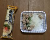 100円ローソンで大盛モツ豚骨ラーメン作り方1写真