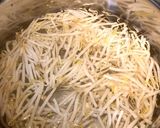 鶏皮、もやしでアジアン焼きそば風パスタ作り方1写真