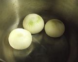 手羽先と丸ごと新玉ねぎのトマト煮作り方1写真