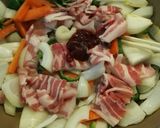 簡単！豚バラと野菜の味噌コチュ照り照り作り方2写真
