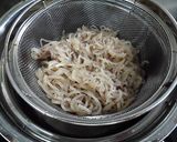 夕弁♪塩麹鶏ミンチと糸こんにゃくの炒め煮作り方1写真