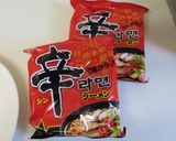 チンゲン菜とベーコンの辛ラーメン作り方1写真