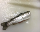 鱒 トラウト 丸ごと 唐揚げ粉で唐揚げ作り方1写真