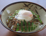 温泉卵がとろ～り！豚ひき肉と新玉ねぎ丼作り方3写真
