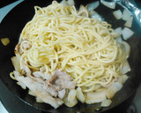 豚肉とキャベツのマヨ炒め付き焼きそば作り方2写真