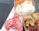 牛肩ロース肉と人参と玉ねぎの醤油炒め作り方1写真