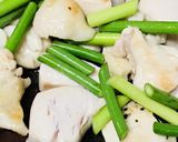 鶏肉とニンニクの芽のオイスターソース炒め作り方2写真