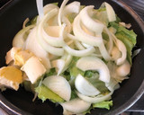 簡単 レタスとタマネギの炒め物作り方1写真