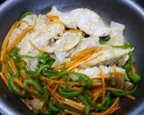 簡単！餃子野菜炒め☆青椒肉絲風味作り方2写真