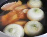 ＊丸ごと新玉ねぎと豚肉のほっこり汁＊作り方2写真