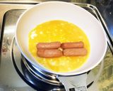 ☆丸型フライパンでウインナーの卵焼き☆作り方3写真