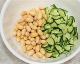 蒸かし大豆とキュウリと牛乳のサラダ作り方1写真
