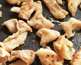 塩麹漬け鶏皮とレタスの炒め物作り方1写真