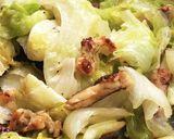 塩麹漬け鶏皮とレタスの炒め物作り方3写真