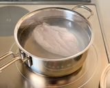 むね肉で【茹で鶏とキュウリのごま酢和え】作り方2写真