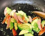 アボカドとフランクフルトのわさび醤油炒め作り方3写真