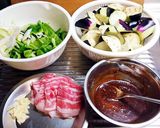 豚バラとナスピーマンの中華風甘辛味噌炒め作り方1写真