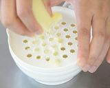 【離乳食初期】レンジで簡単トロトロりんご作り方1写真
