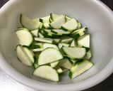豚バラ肉とズッキーニの塩炒め作り方1写真
