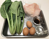 丸葉黒小松菜と鶏もも肉の卵とじ♪作り方1写真